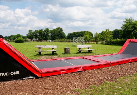 Trampoline en voetbalveld