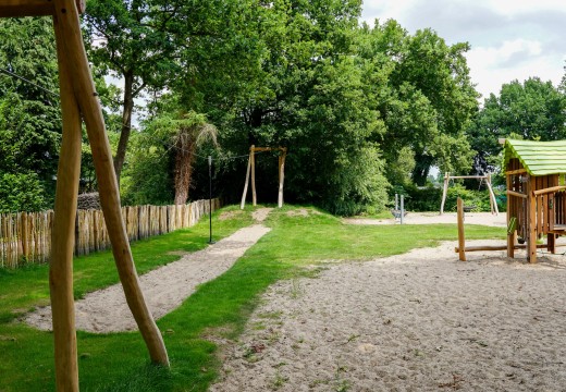 Grote speeltuin met kabelbaan
